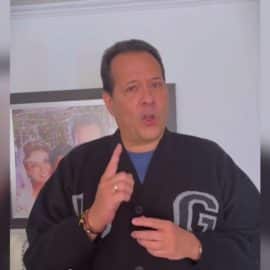 "Somos seres humanos": El 'cantante del gol' se excusó tras error en transmisión