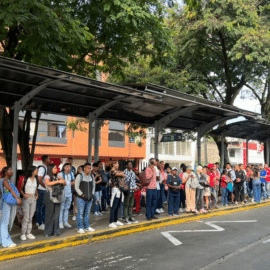 Colapso en el MÍO: Decenas de usuarios llevan más de una hora esperando las rutas