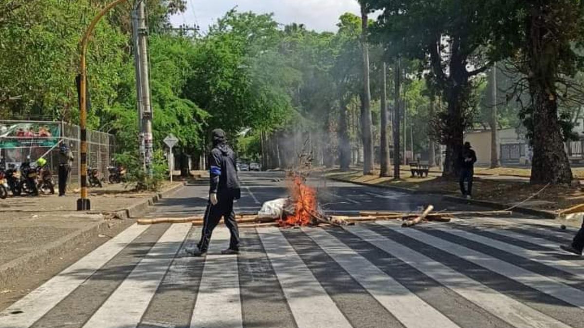 "No están escuchando": Estudiantes encararon a encapuchados en Univalle