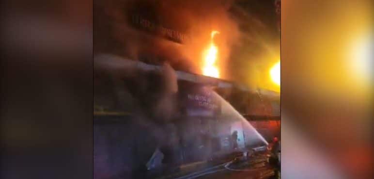 Incendio estructural en reconocido establecimiento del centro de Cali se sigue combatiendo