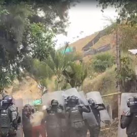 Video: Avanza desalojo en el cerro de la Antena. Hay dos personas heridas