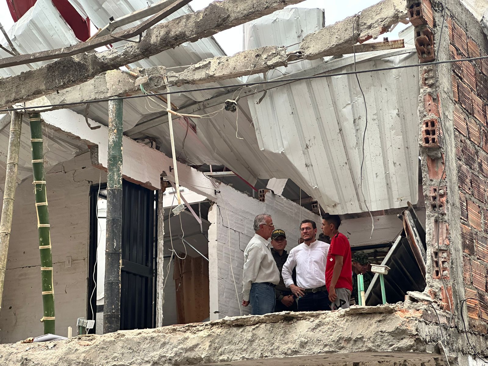 ministro-de-defensa-visito-potrerito-tras-atentado-con-carro-bomba-22-09-2023