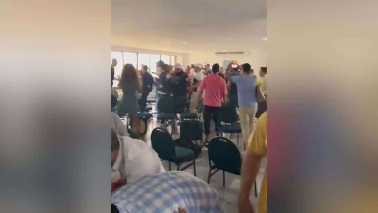 Video: ¡Sacan arma en pleno debate de candidatos a la Alcaldía de Cali!
