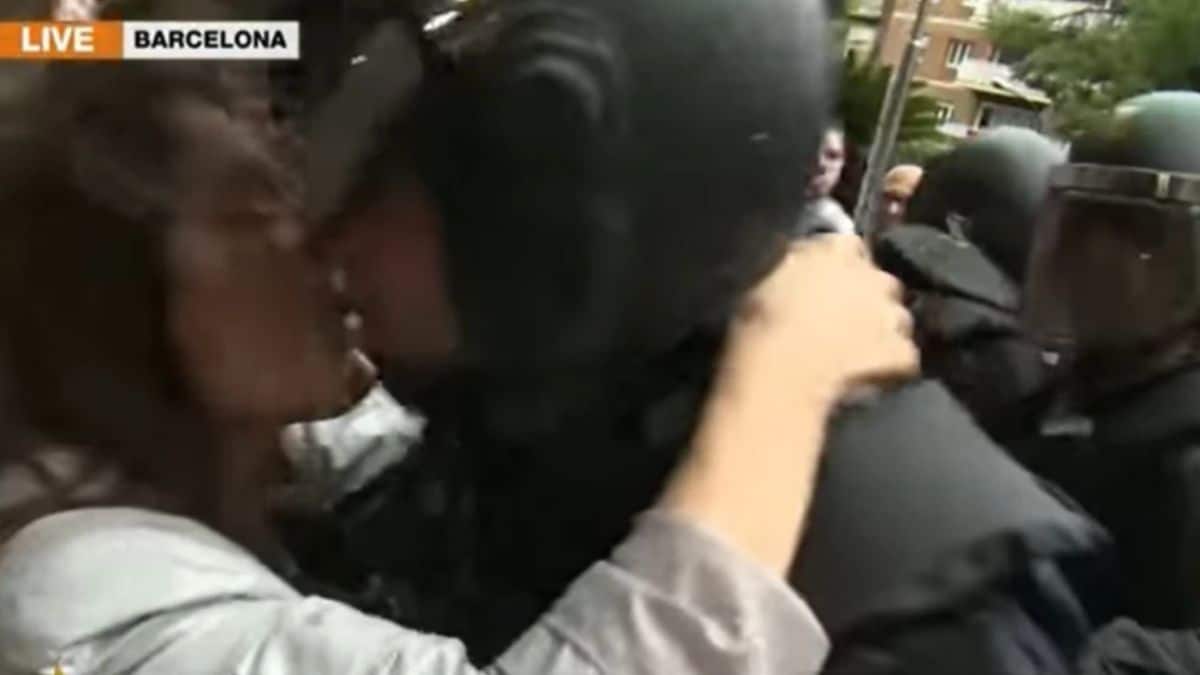 "Mi reacción fue de asco": Policía denunció el beso "no consentido" en una marcha