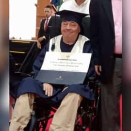 ¡Todo un ejemplo! 'Profe' Montoya se graduó como Licenciado en Educación Física
