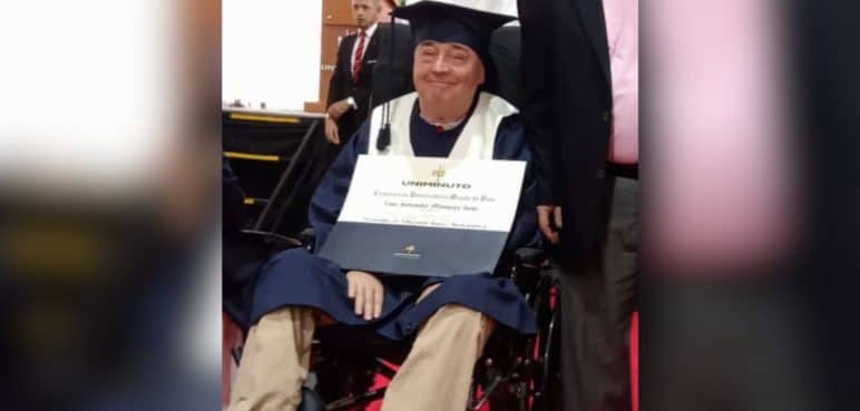 ¡Todo un ejemplo! 'Profe' Montoya se graduó como Licenciado en Educación Física