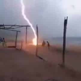 ¡Impresionante video! Rayo impactó en playa y mató a dos personas