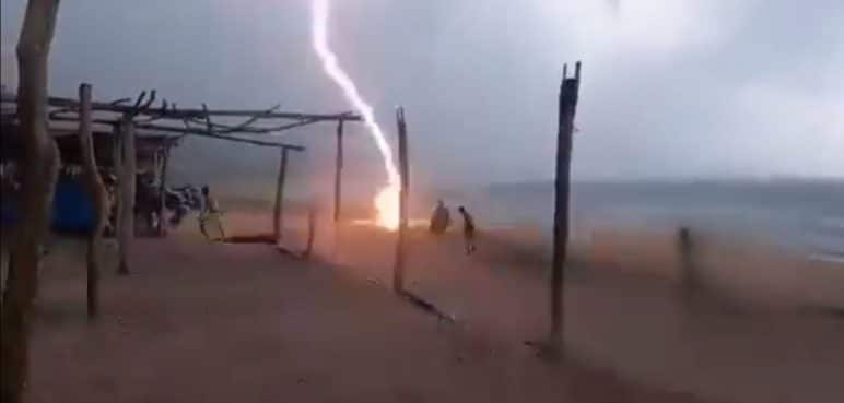 ¡Impresionante video! Rayo impactó en playa y mató a dos personas