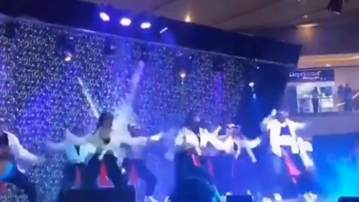 Video: Bailarines resultaron heridos tras caída de escenario sobre ellos