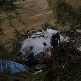 Acapulco permanece incomunicado tras devastador huracán Otis en México