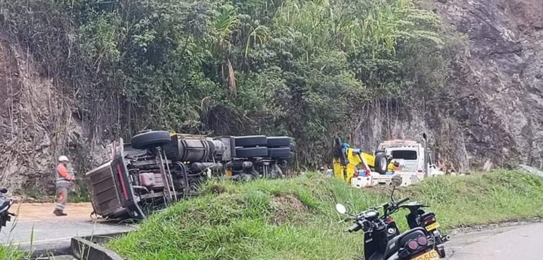 Camión perdió el control y se volcó sobre la vía Buenaventura - Buga