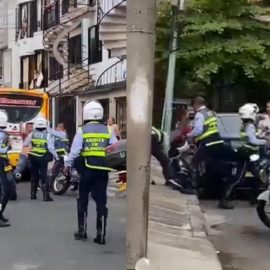 Video: Fuerte pelea se registró entre un conductor y varios agentes de tránsito
