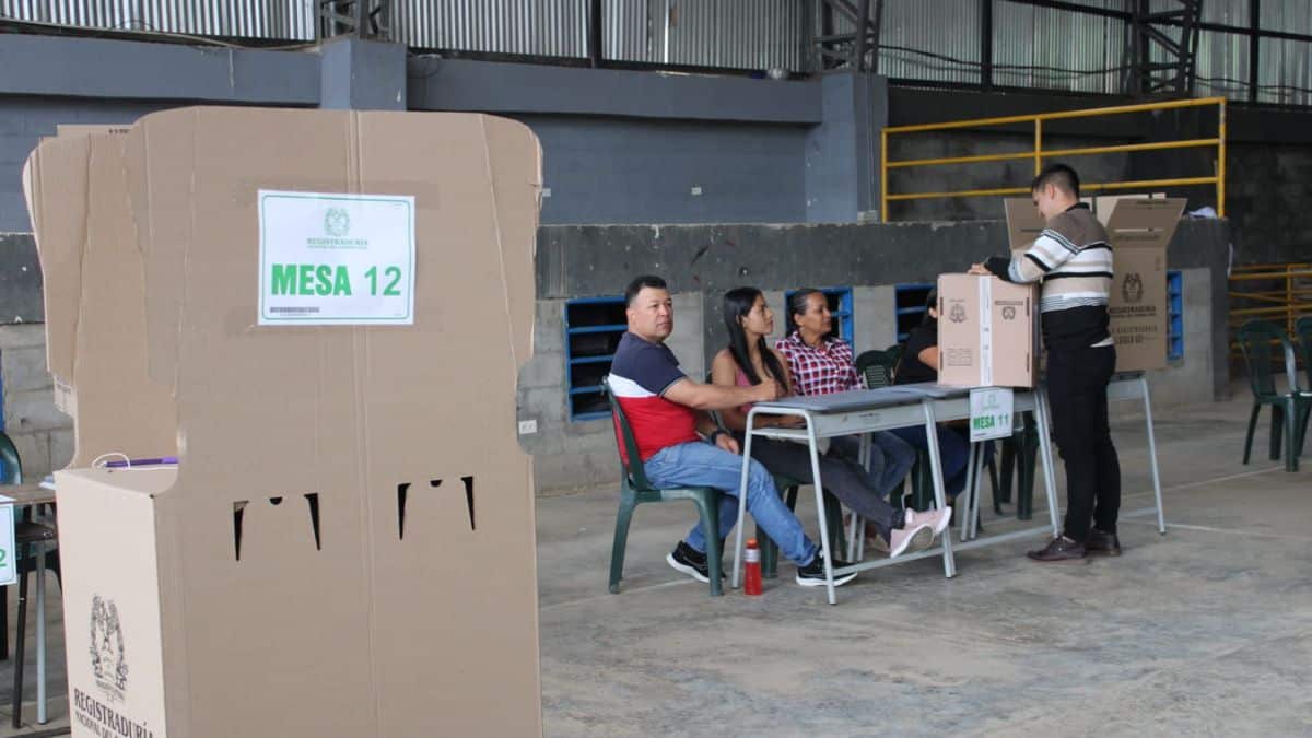 Gustavo Petro madrugó a votar para las elecciones regionales de 2023