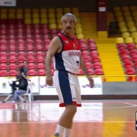 Como el buen vino: Jugador de 63 años compite en la Liga de baloncesto