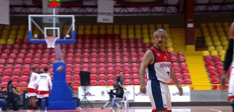 Como el buen vino: Jugador de 63 años compite en la Liga de baloncesto