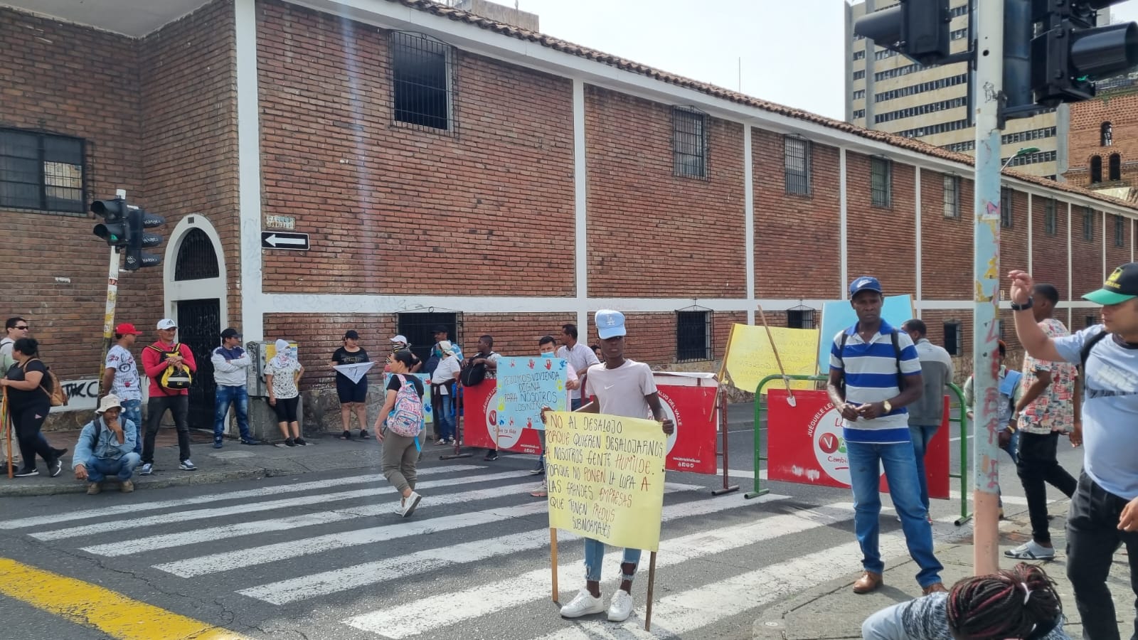 Comunidades desalojadas realizan gran plantón en el centro de Cali