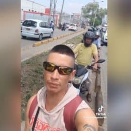 "Estoy ofendido": Ciclista pide a motociclistas que respeten su carril