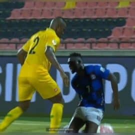 Video: Por aplicarle 'la cucharita' a un rival, fue expulsado un jugador del Bucaramanga