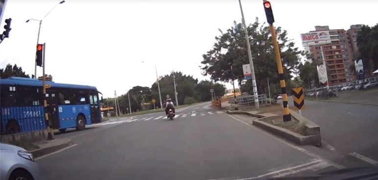 Fatal imprudencia: Se conoció impactante video del accidente entre moto y bus del MÍO