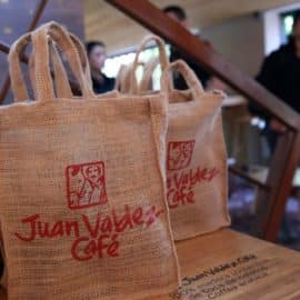 Juan Valdez abre su primera tienda en Egipto frente a la Gran Pirámide de Guiza