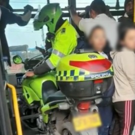 ¿Y el ejemplo? Patrullero de la Policía subió su moto a un bus de servicio público