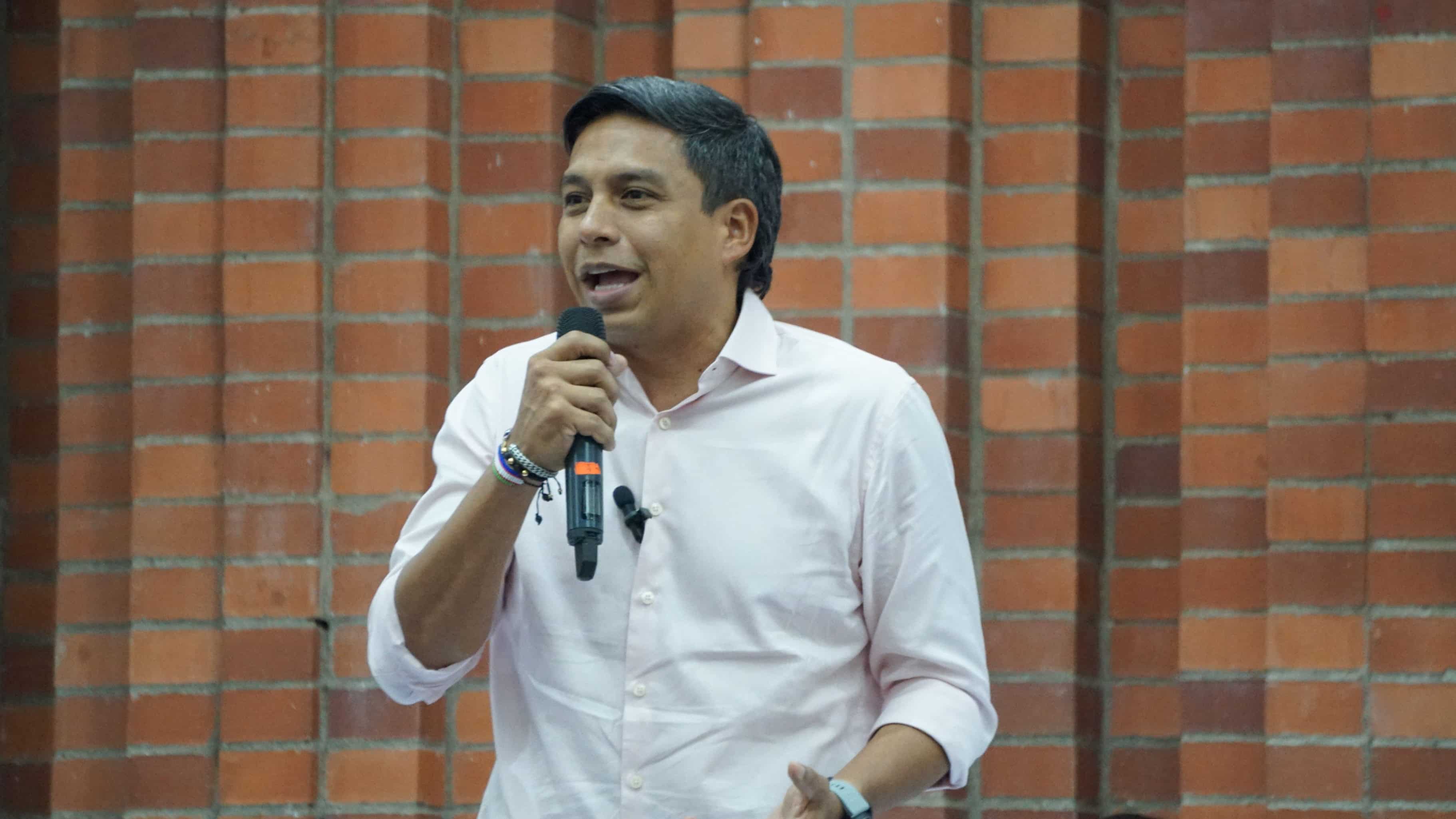 Taxis colectivos, Emcali público y militalizar Cali: Deninson Mendoza responde
