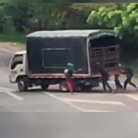 Video: Personas paran tráfico para subirse de manera ilegal a camiones
