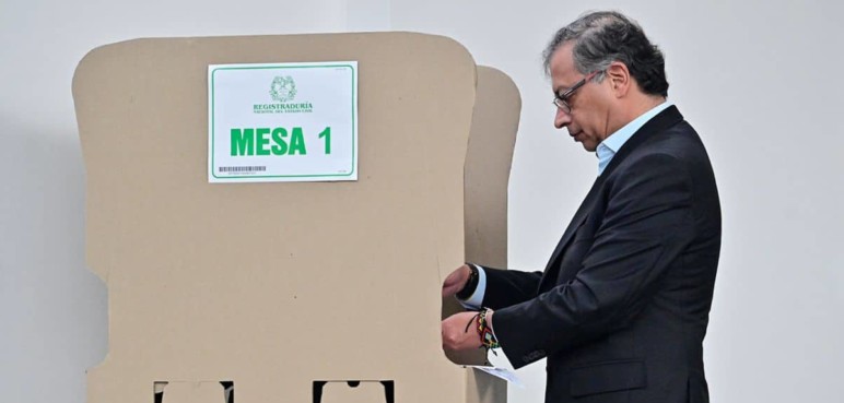 Gustavo Petro madrugó a votar para las elecciones regionales de 2023