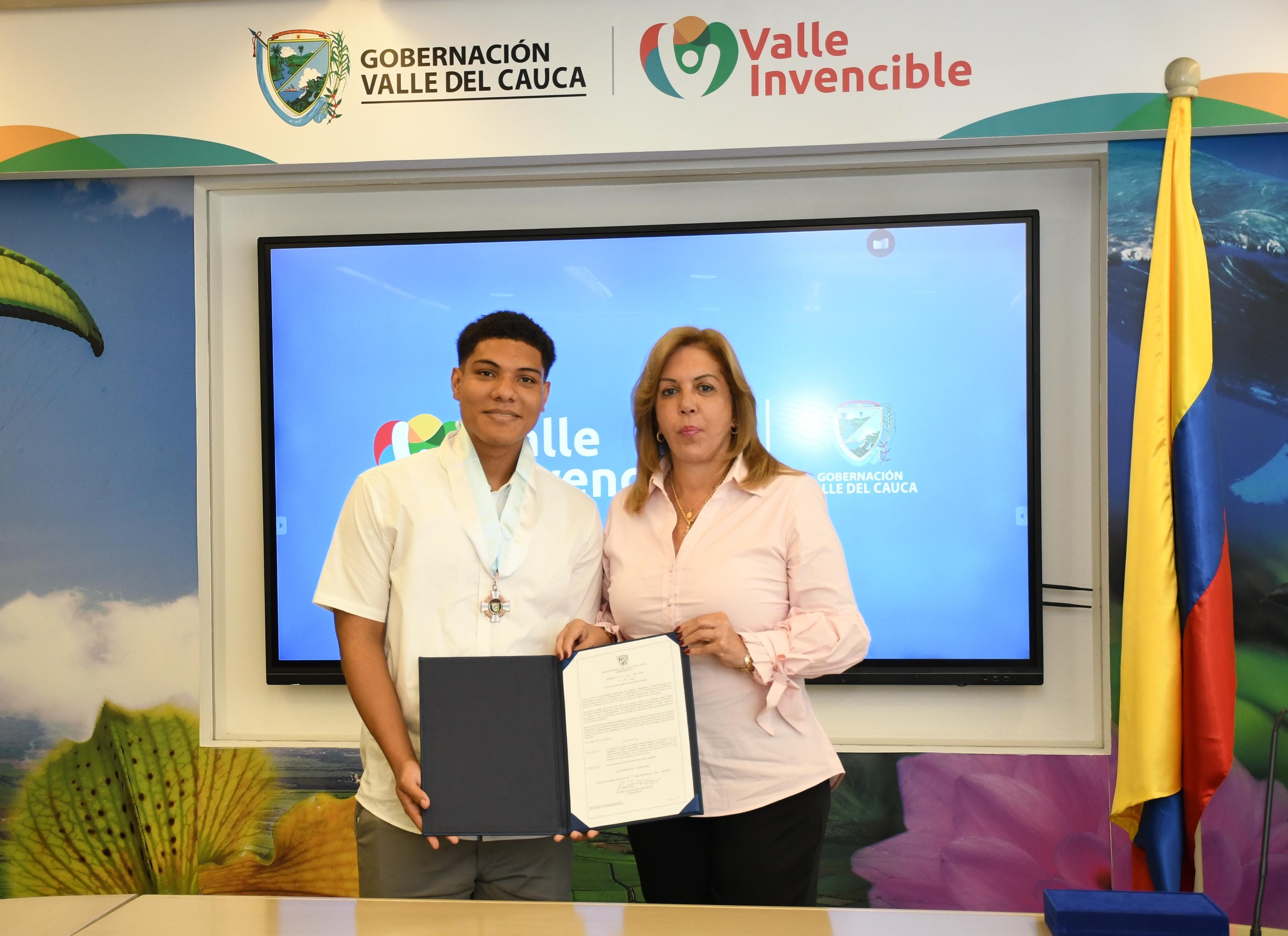Joven con calificación perfecta en el ICFES recibió Orden al Mérito Vallecaucano