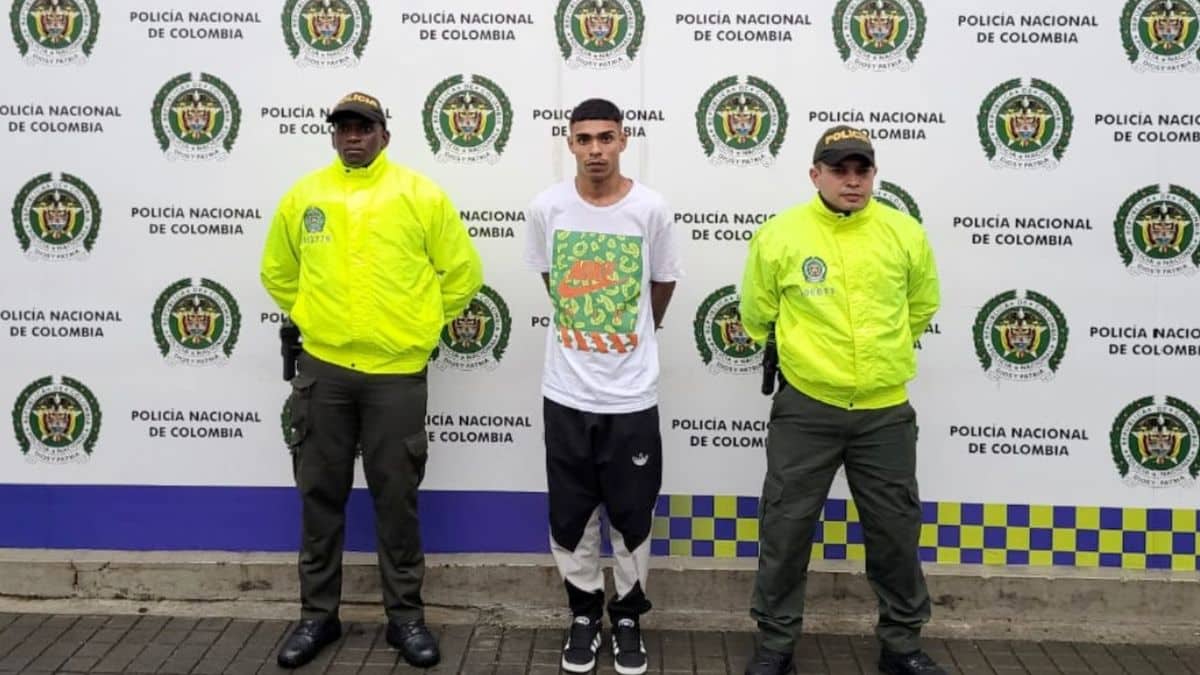 Acusan a hombre que se hizo pasar de Policía y hurtó 'trapos' de Barón Rojo Sur