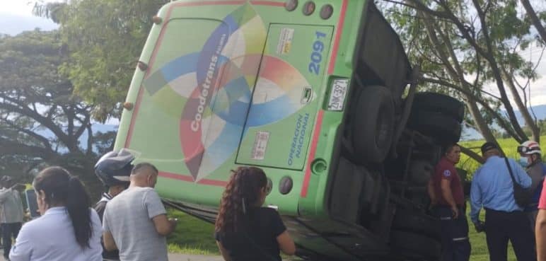 Video: Buseta intermunicipal se volcó en vía Palmira-Cali: Hay varios heridos