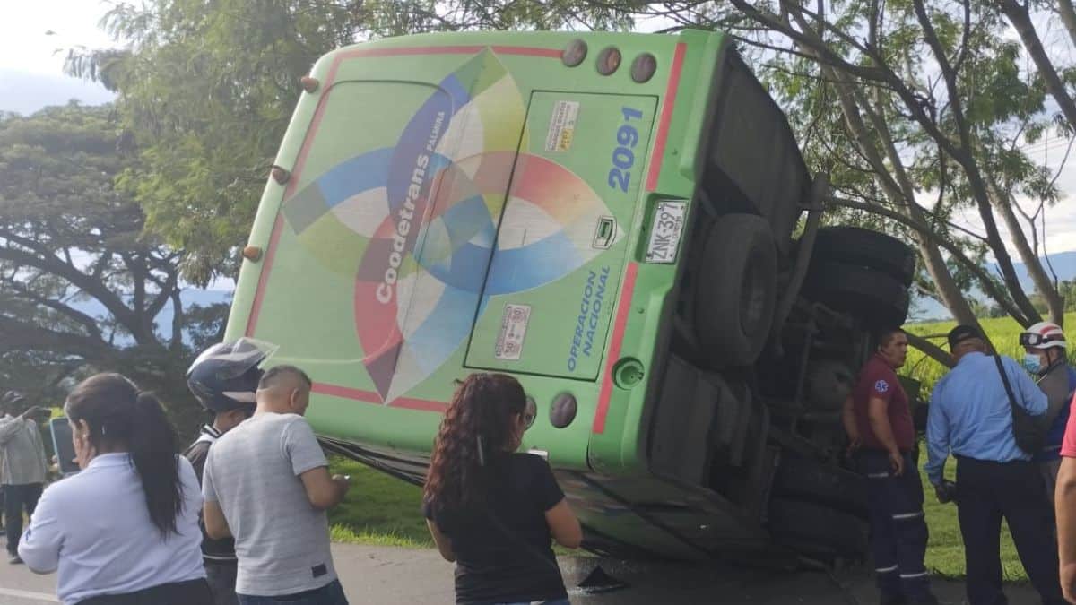 Video: Buseta intermunicipal se volcó en vía Palmira-Cali: Hay varios heridos