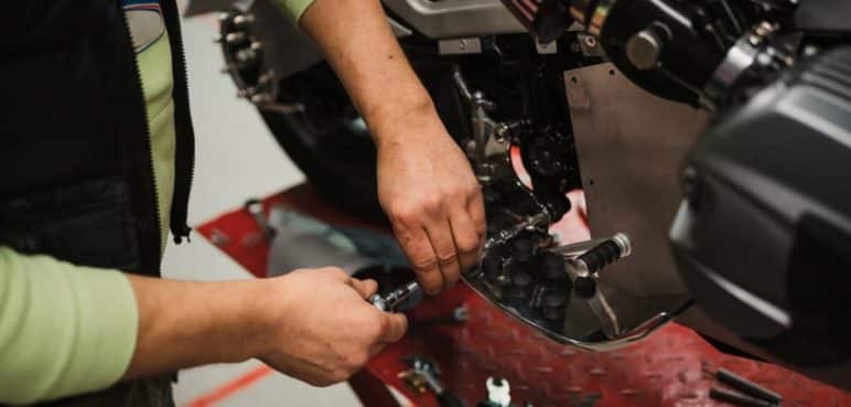 ¿Cada cuánto debe cambiar el aceite de su moto? Aquí le contamos