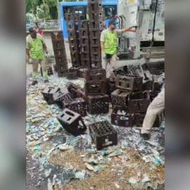 Video: ¡La casa invita! Cervezas cayeron de camión repartidor en Cali