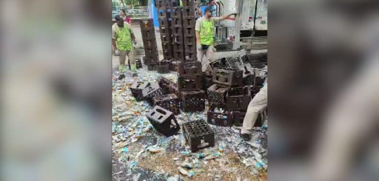 Video: ¡La casa invita! Cervezas cayeron de camión repartidor en Cali