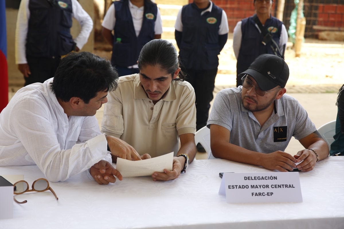 Defensoría critica el doble discurso de paz de los grupos guerrilleros