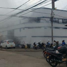 Explosión de fábrica de plástico alertó a comunidad en un barrio de Cali