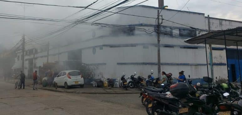 Explosión de fábrica de plástico alertó a comunidad en un barrio de Cali