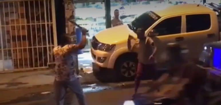 Video: Hombres se enfrentan "a machete" en plena vía pública de Cali