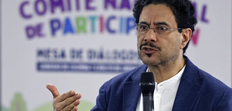 Iván Cepeda radica un polémico proyecto de ley contra crímenes a la paz