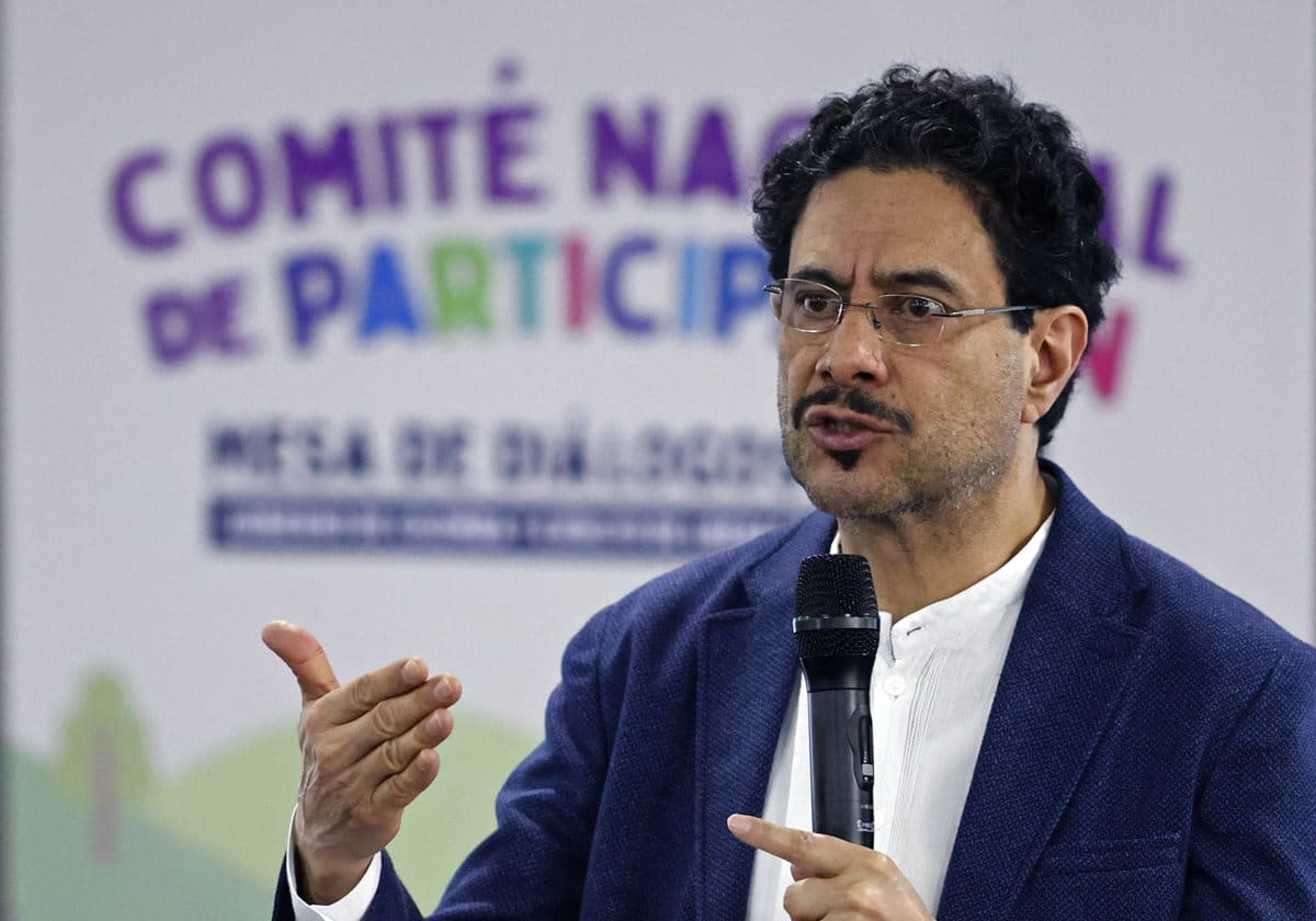 Iván Cepeda radica un polémico proyecto de ley contra crímenes a la paz