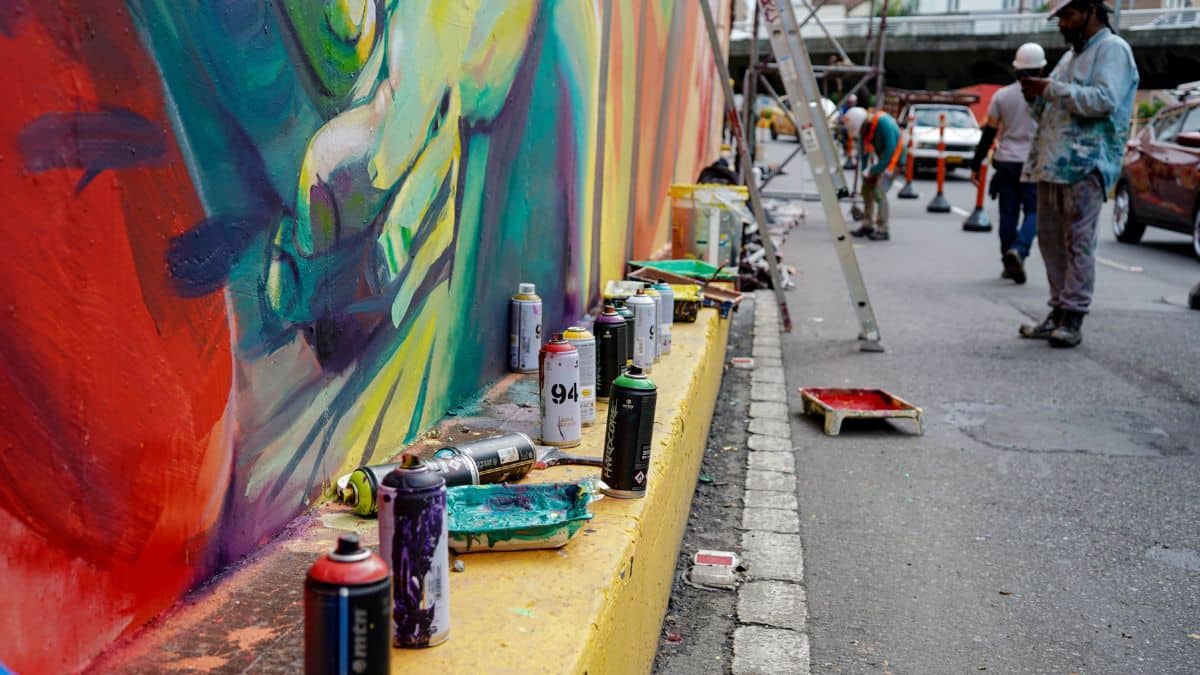 "Le dan un toque artístico a la ciudad": Ospina sobre polémicos murales
