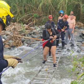 En imágenes: Así fue el rescate de 12 personas que quedaron atrapadas en Pance