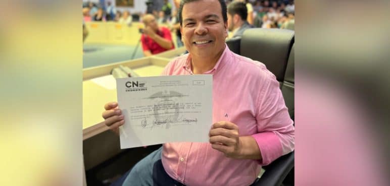 "Trabajaremos por Cali": Roberto Ortiz recibió su credencial como concejal