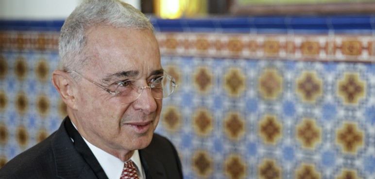 Álvaro Uribe responde a Petro tras críticas por la 'vaca' para las vías de Antioquia