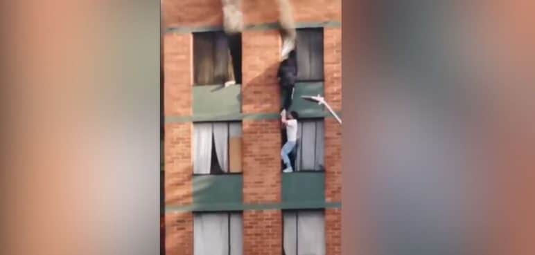 Heroica hazaña: Un joven rescató a una vecina y su mascota durante un incendio
