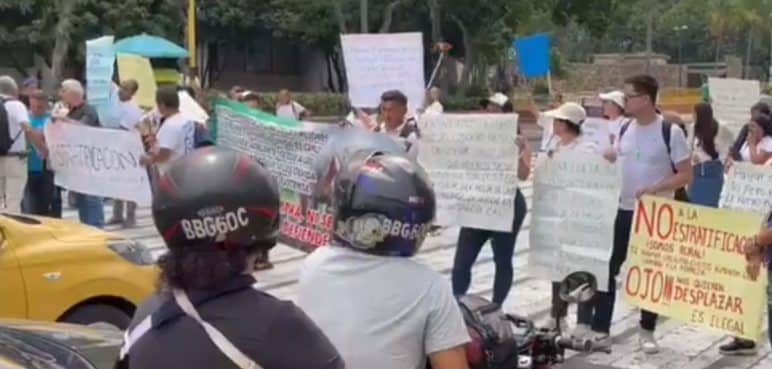 ¡Atención! Se reportan bloqueos en la Avenida 2 norte de Cali frente al CAM