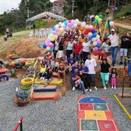 "El regalo más hermoso": Comunidad transformó lote abandonado en un parque