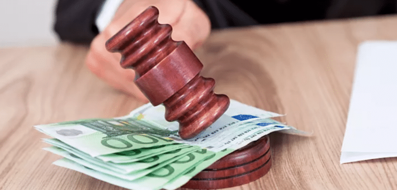 De no creer: Un padre es condenado a pagar pensión a su hijo de 42 años