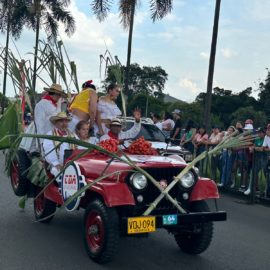 Ni la lluvia detuvo el desfile de 'Joyas Rodantes' en el tercer día de la Feria